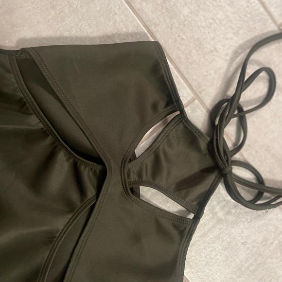 Revolve cut-out bodysuit - Picture 4 of 5